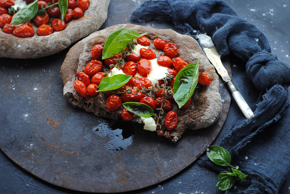 pizza me xaroupi, ntomatinia kai katiki