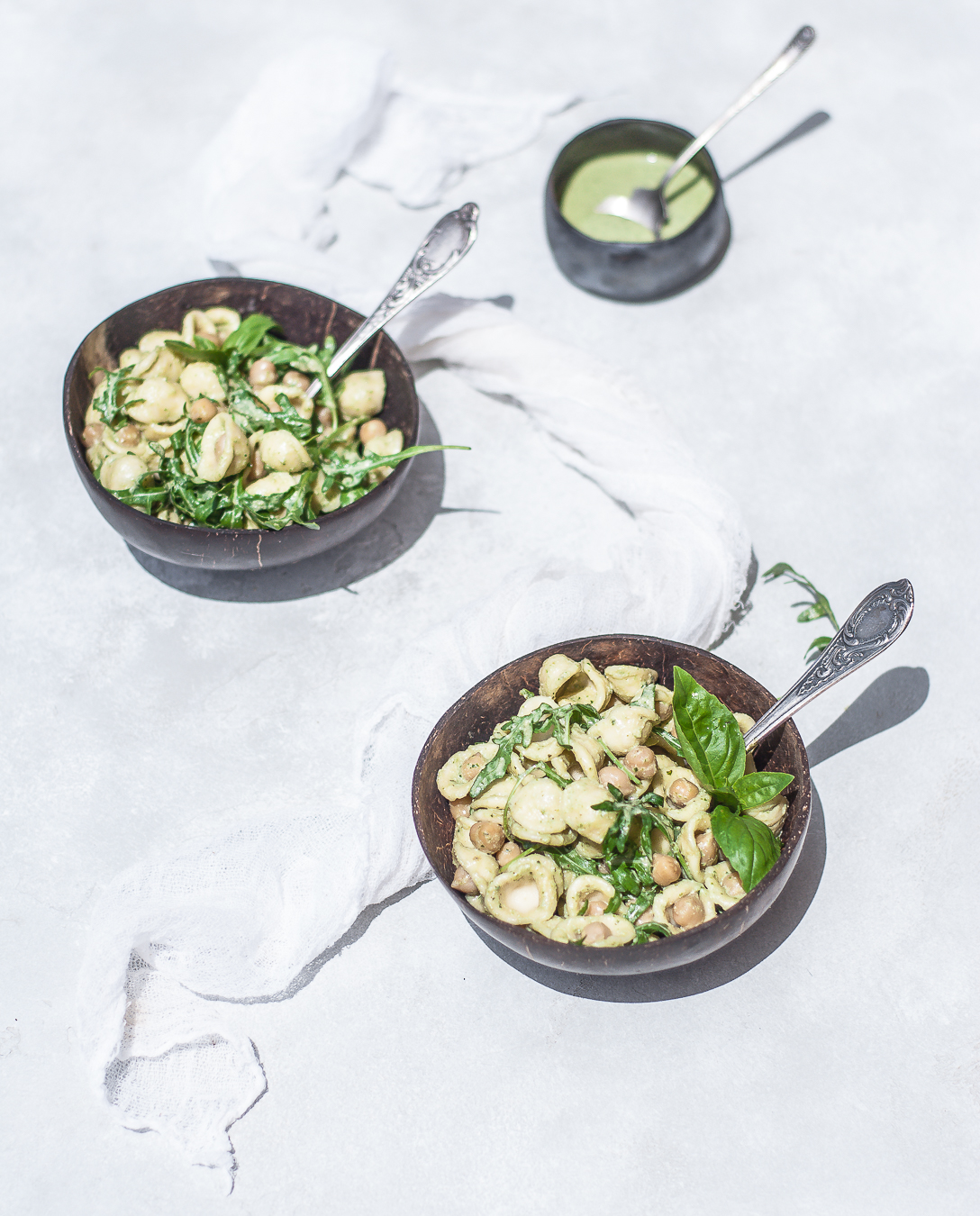 saltsa pesto me zymarika kai revithia