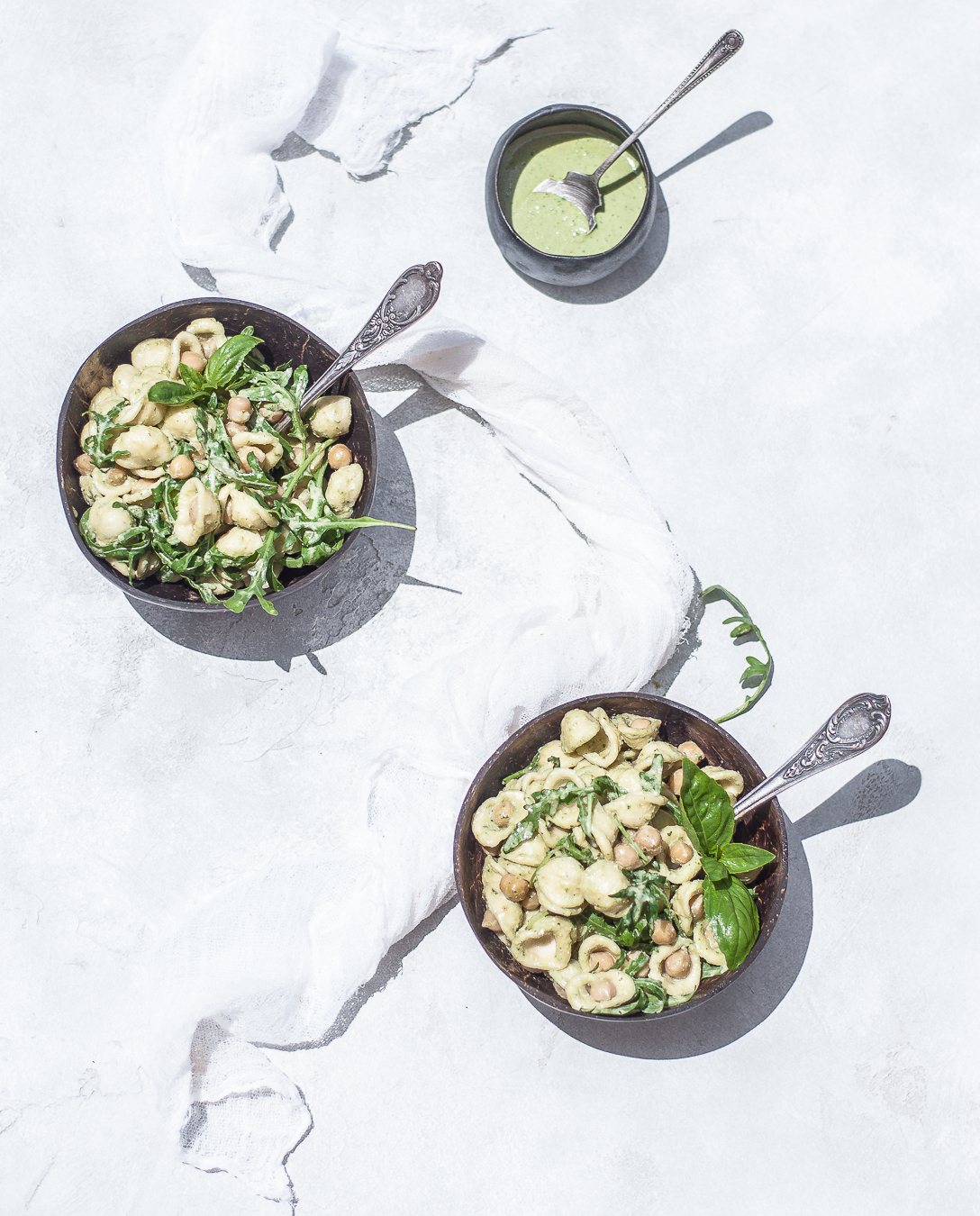 saltsa pesto me zymarika kai revithia